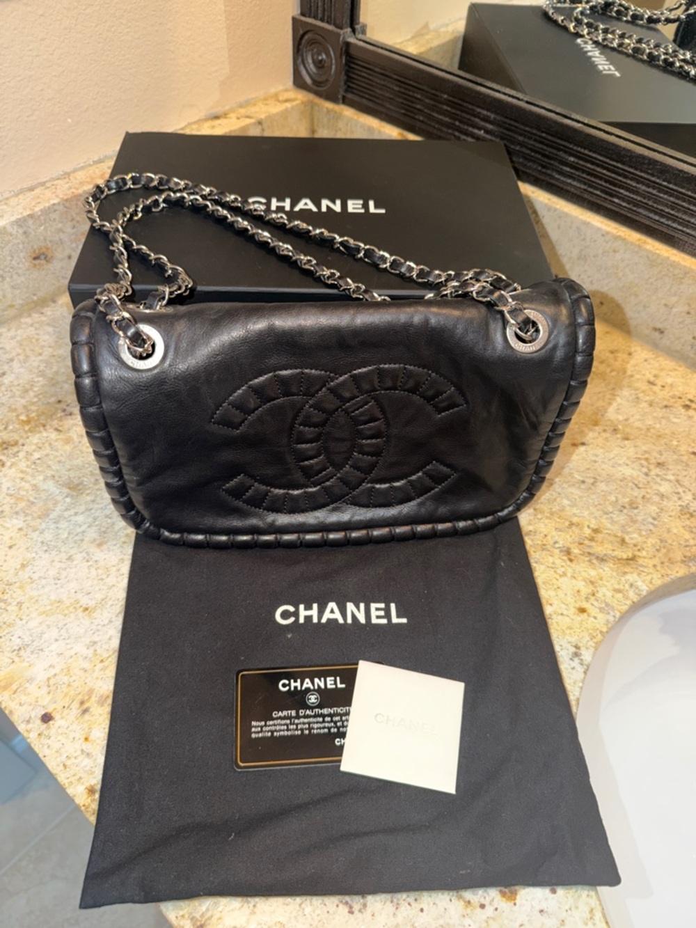 CHANEL Black Quilted Lambskin Flap Bag with Chain Strap CC logo - Picture 4 of 17